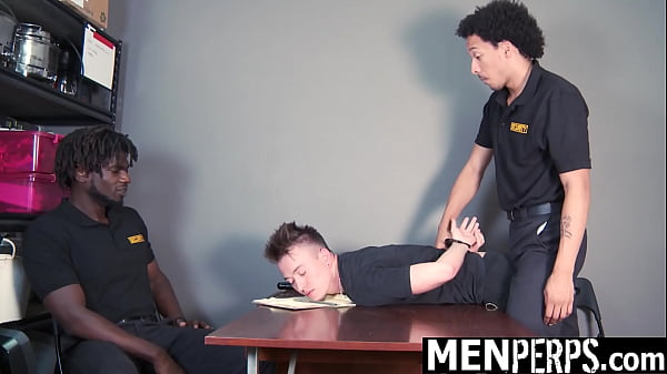 Twink zatrzymany za posiadanie kontrabandy – Menperps