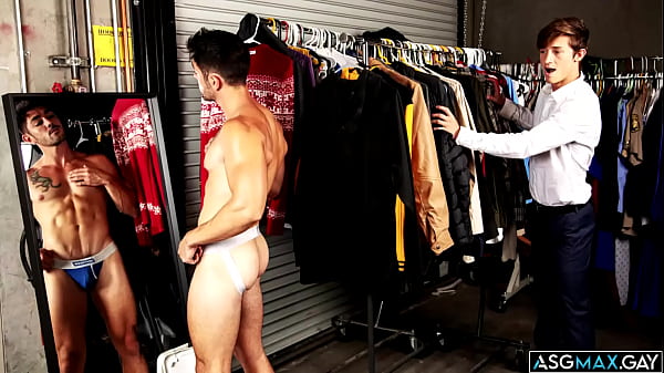 Uwielbiam ten piękny, gruby czarny krzak na kutasie Nico Coopa. Zobacz jak ANALNIE rżnie Dallasa Prestona, jest tak zajebiście GORĄCY!