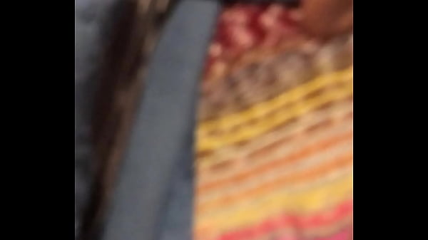 wkładając palce do