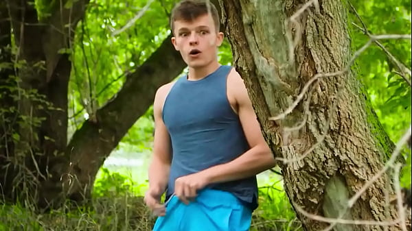 Bruce Jones upewnia się, że Joey Mills spuści się pierwszy, zanim wyciągnie swojego wielkiego kutasa i tryśnie mu na brzuch – TWINKPOP