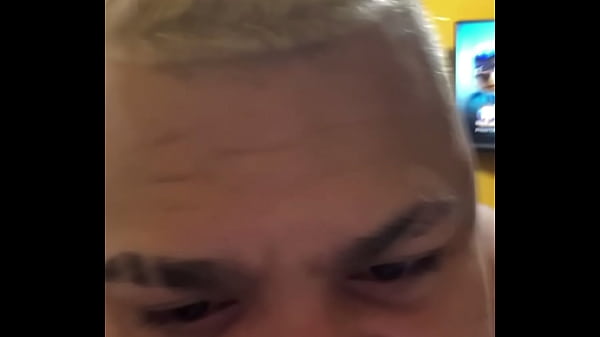 Brudny mężczyzna bawi się swoją dziurką