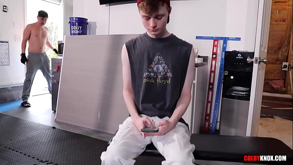 Budowlany twink Ethan Adams obciąga RAW przed pracą