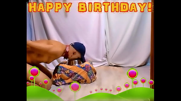 całkowicie nagi zboczeniec gej niewolnik obnażony jak świnia, przyjęcie urodzinowe, posiłek zupa z soczewicy kajdanki BDSM