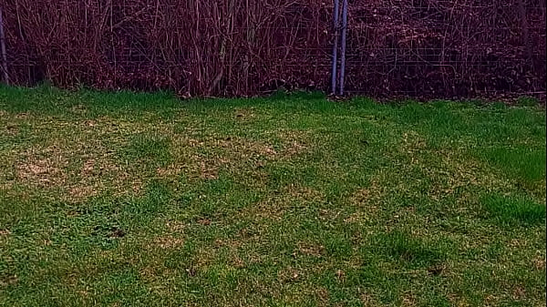 całkowicie nagi zboczeniec gej niewolnik wystawiony na zewnątrz sika jak pies bawić się publicznie z dildo BDSM