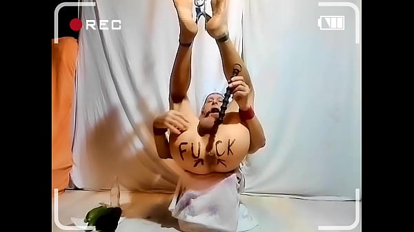 całkowicie nagi zboczony gej niewolnik odsłonięty rozciągliwy c*nt dildo, ogórek kurwa i butelka pasuje do BDSM