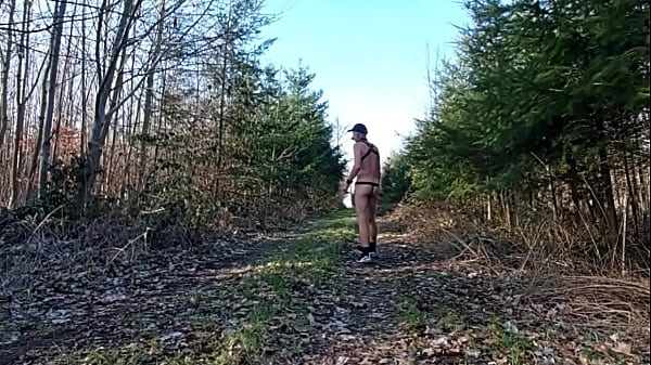 całkowicie nagi zboczony gej niewolnik wystawiony na zewnątrz w uprzęży pokazujący nieobciętego kutasa