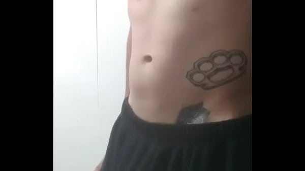 chłopak pokazuje swojego wielkiego kutasa