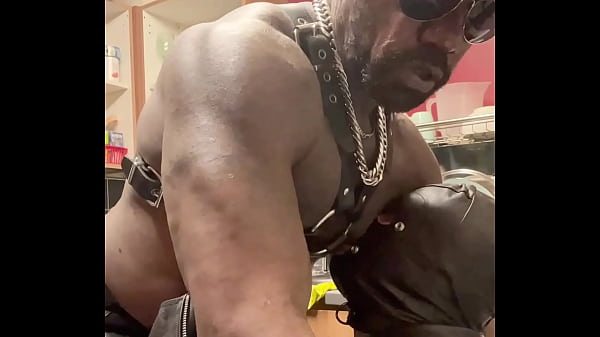 Czarny kulturysta dominuje nad białym, odzianym w skórę subiektem w scenach zabawy sutkami