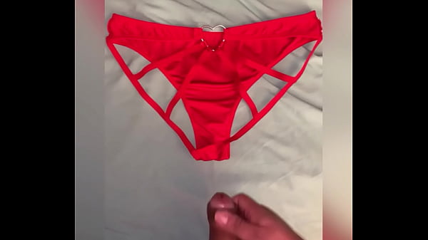 Czerwone koronkowe majtki z tyłu