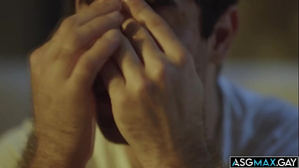 Dante Colle pieprzy swojego przyrodniego brata Lucasa Leonsa na kanapie i sprawia, że ten głośno jęczy.