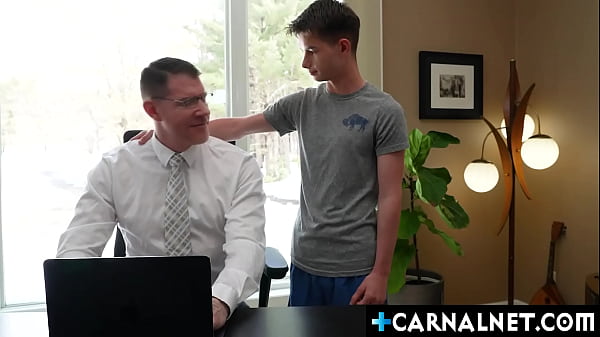 Doktor Legrand Wolf lubi pieprzyć słodki tyłek Maxa Rydersa w każdej pozycji