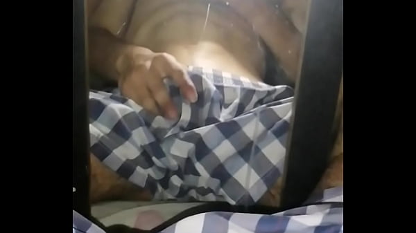 Duży penis masturbuje się i tryska mlekiem