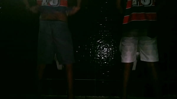 Dzieci kąpiące się przed przybyciem na stadion na półfinały