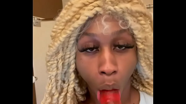 Dziewczyna biorąca dildo