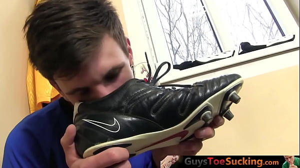 Fetyszysta stóp Twinkie szarpie się po treningu piłki nożnej