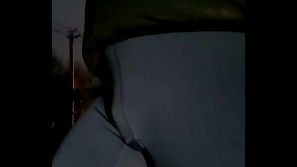 Francuski pedał sika swoimi legginsami w sąsiedztwie