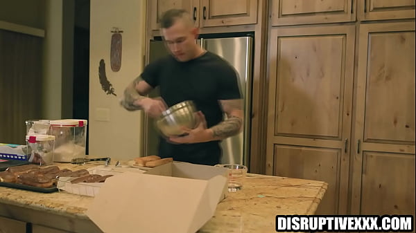 Gay buff przynosi swojemu sąsiadowi pączka wypełnionego spermą | Muskularni geje