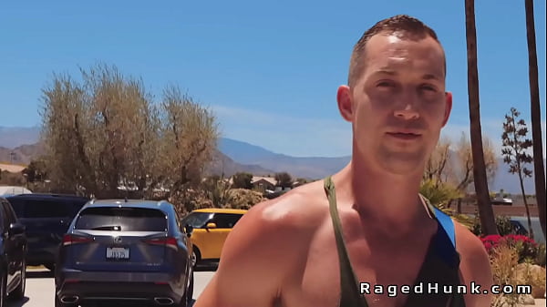 Geje uprawiają głęboki seks oralny i analny w łazience