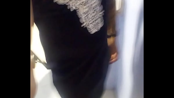 Gorąca tm w sukience i szpilkach pieprzy się mocno z ogromnym czarnym dildo