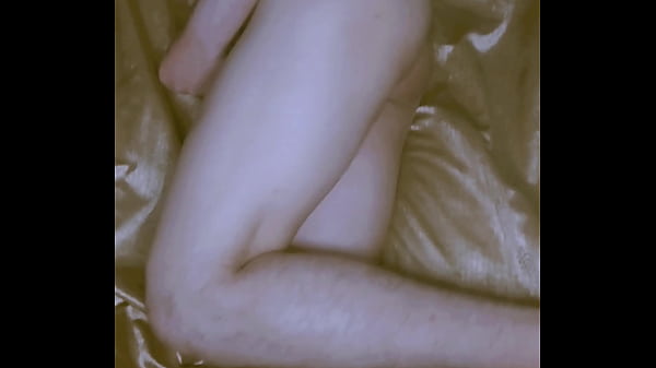 Gorący seksowny chłopak masturbuje się