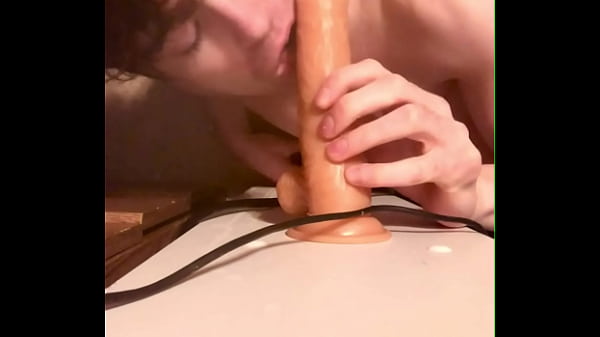 Kochający kutasy twink Niko Springs pożera gigantyczne dildo