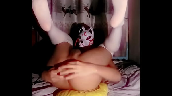 Mała lisica w białych pończochach zostaje szaleńczo zerżnięta przez wielkiego kutasa