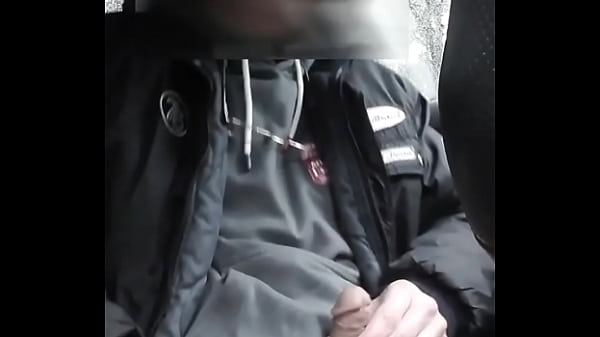 mały numerek w samochodzie na postoju,