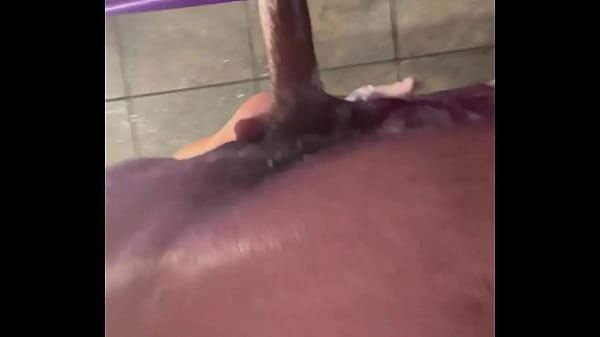 MASTURBACJA POD PRYSZNICEM NA SIŁOWNI