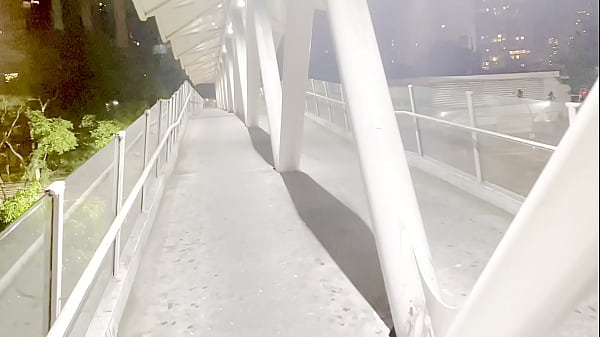 Miganie i masturbacja na zewnątrz – Publiczna kładka dla pieszych