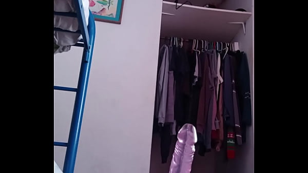 Młoda pasywna sesja z dildo