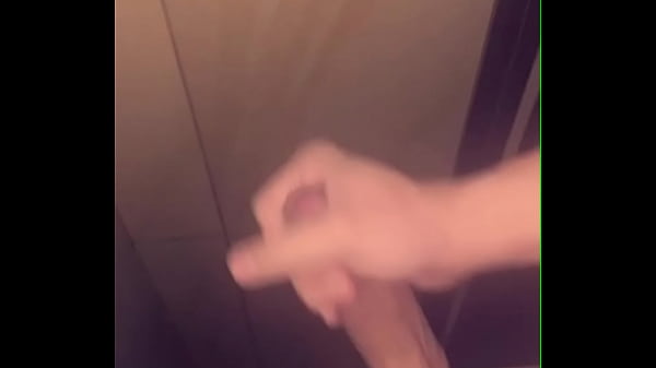 Młody chłopak cummin pod prysznicem