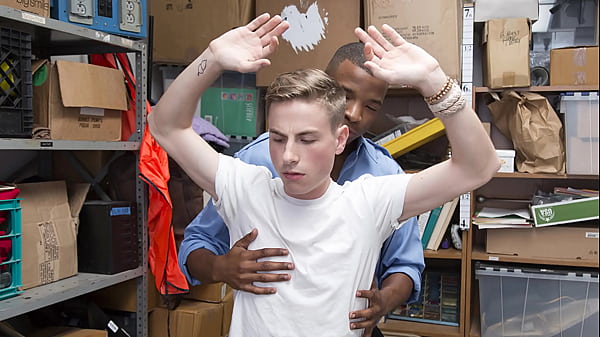 Młody czarnoskóry facet zerżnięty w biurze ochrony za kradzież w sklepie – Perps4k