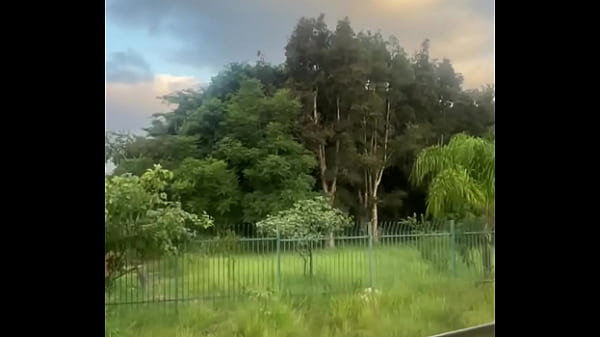 Młody mężczyzna spragniony kutasa idzie do lasu, aby dojść i znajduje napalonego czarnucha