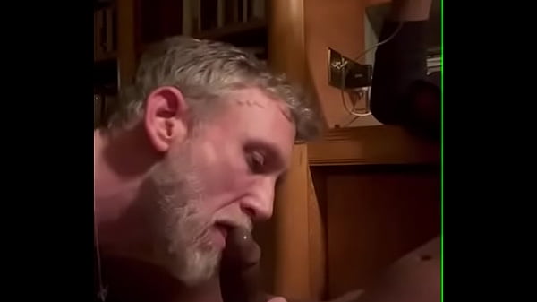 Młody ogier karmi mnie swoim BBC