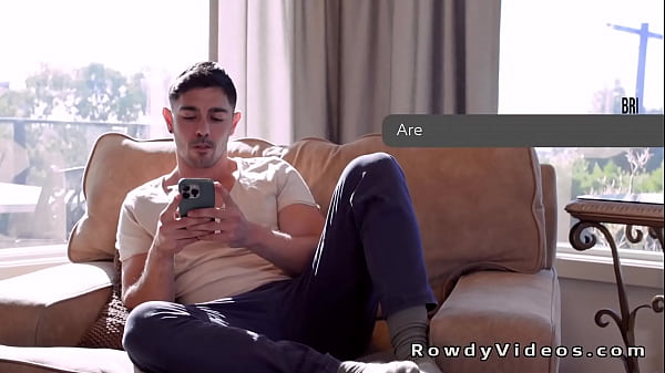 Muskularny podejrzany pieprzy się analnie z przystojnym gliniarzem w jego sypialni