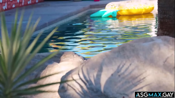 Nico Coopa celuje w Dereka Kage, który ma na oku Trevora Harrisa, gdzie kończy się gorący seks gejowski w trójkącie.