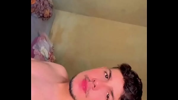 Nowy chłopak pokazujący swojego kutasa