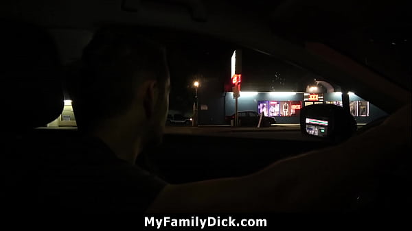 Ojczym wkłada swojego kutasa do dziury chwały i na szczęście jego pasierb ssie go z tyłu – Myfamilydick