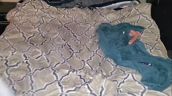 Owłosiony Latynos zostaje zerżnięty przez 11-calową zabawkę