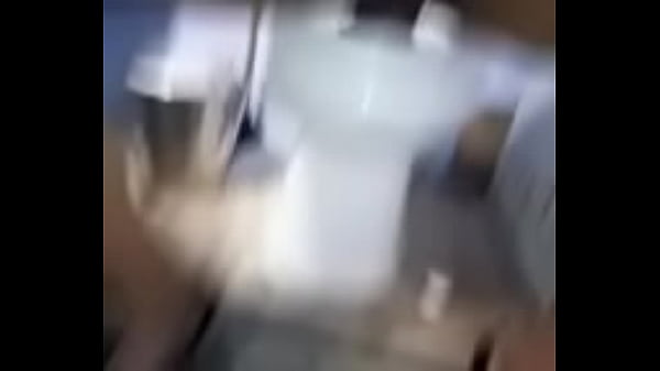 Petite tm pieprzy się mocno z dziesięciocalowym dildo