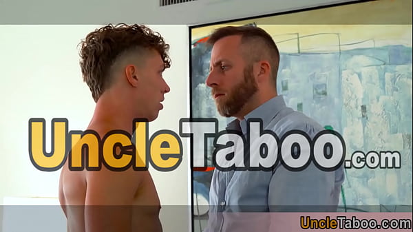 Piękna nastolatka o gładkiej skórze kontra napalona starsza współlokatorka ostra sesja rżnięcia na oklep