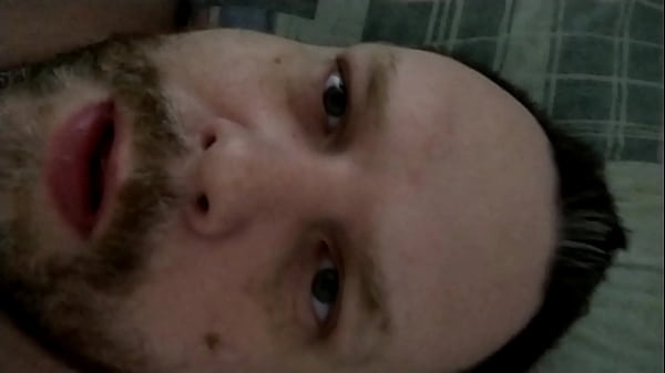 Przystojny chłopak ma miły dzień podczas masturbacji