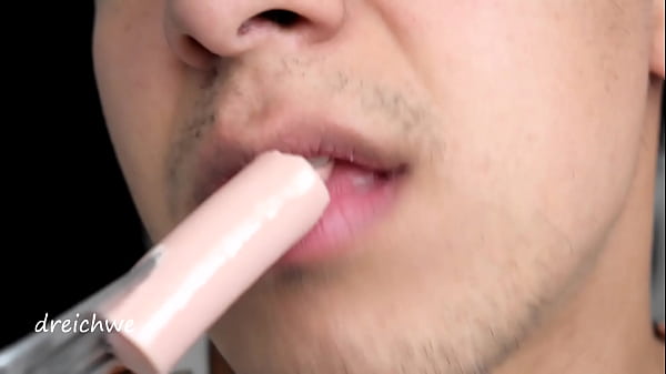 Pyszna kiełbasa w ustach