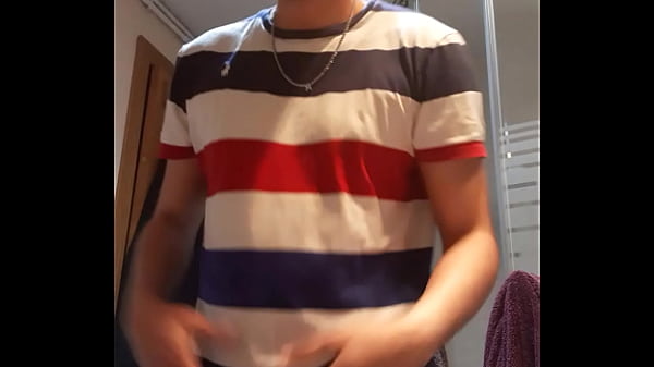 RubencitoBlue szarpie się i dotyka w swoim pierwszym filmie.