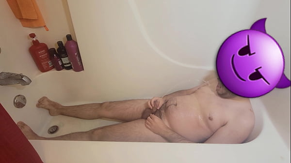 Sikając sobie w twarz i usta