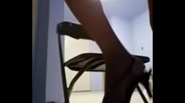 Śliczna drobna Latina shemale pieprzy swoją cipkę dziewięciocalowym dildo