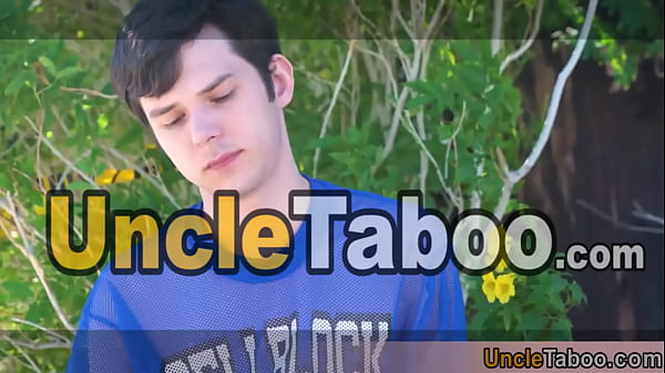 Śliczny i chudy nastolatek piłki nożnej dostaje ogolony gładki tyłek zerżnięty na oklep przez swojego starszego trenera