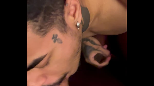 Ssałem ubera z grubym kutasem, a on pieprzył mnie bez peleryny, cierpiałem na jego kutasie