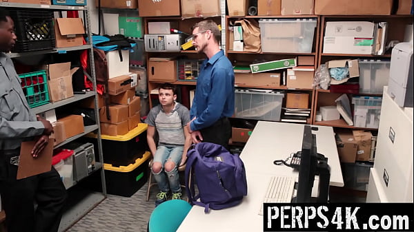 Strażnik gej obserwuje twinka przemycającego niezakupione towary do plecaka – Perps4k