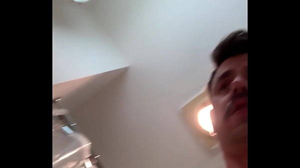 Świetny Cumshot od dołu